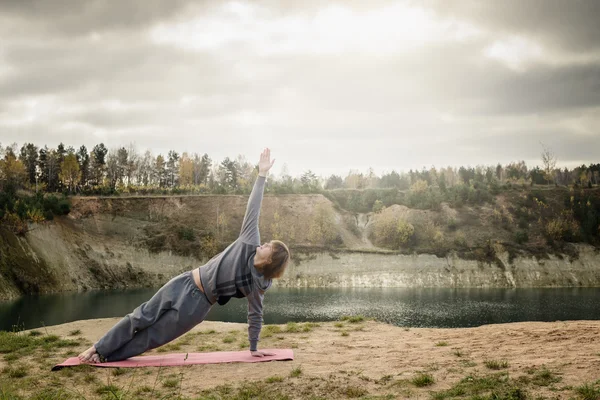 Man practices yoga and leads healthy lifestyle — Stock Photo, Image