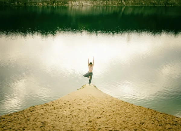 Guy practices asanas on yoga in harmony with nature — Stock Photo, Image