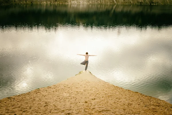 Guy practices asanas on yoga in harmony with nature — Stock Photo, Image