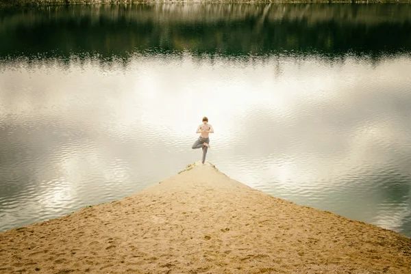 Guy practices asanas on yoga in harmony with nature — Stock Photo, Image