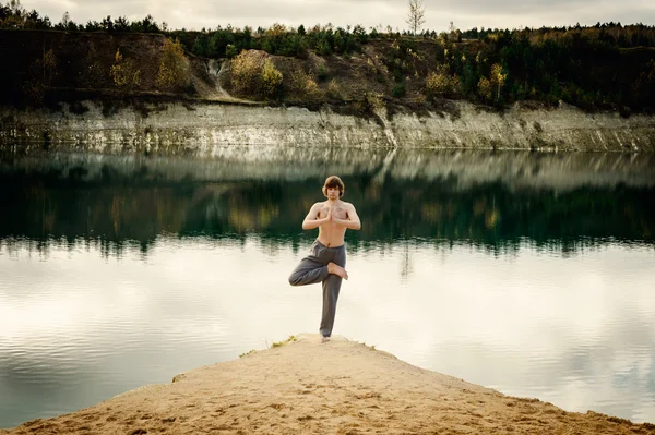 Guy practices asanas on yoga in harmony with nature — Stock Photo, Image