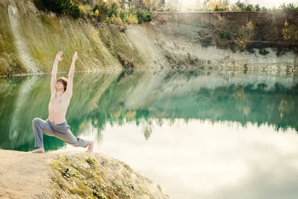 Guy practices asanas on yoga in harmony with nature — Stock Photo, Image