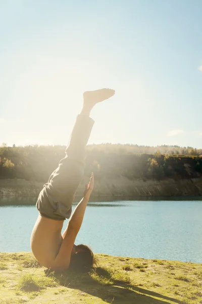 El hombre practica asanas sobre yoga en armonía con la naturaleza — Foto de Stock