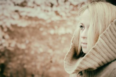 genç seksi kız sarışın açık havada rüzgarlı sonbaharda