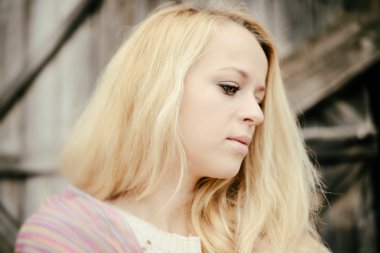 genç seksi kız sarışın açık havada rüzgarlı sonbaharda