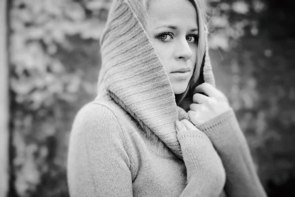 Smyslná dívka blondýna větrný podzim černé na bílém — Stock fotografie