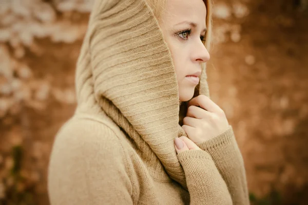 Junge sinnliche Mädchen Blondine in windigen Herbst im Freien — Stockfoto