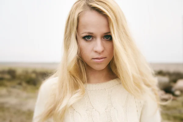 Sensuele meisje blonde in winderige herfst buitenshuis — Stockfoto
