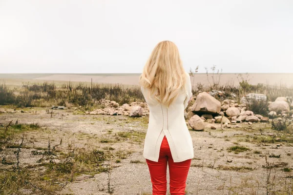 Smyslná dívka blondýna větrný podzim venku — Stock fotografie