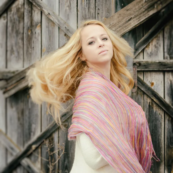 바람이 야외에 젊은 감각적인 여자 금발 — 스톡 사진