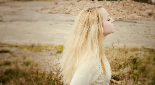 Sensuele meisje blonde in winderige herfst buitenshuis — Stockfoto