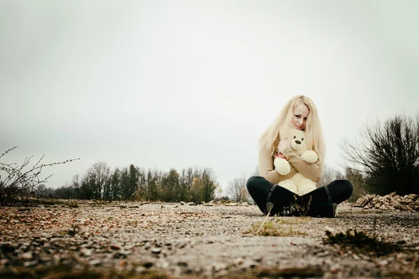 Sensuell ung blondin i blåsiga höst med leksak — Stockfoto