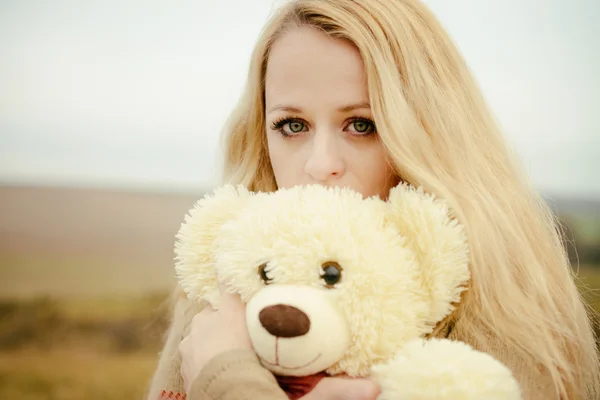 Junge sinnliche Mädchen Blondine in windigen Herbst mit Spielzeug — Stockfoto