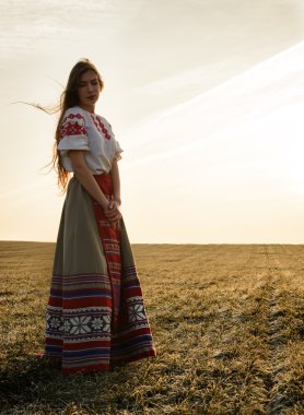 takım elbiseyle Slav Belarus Ulusal orijinal açık havada genç kadın