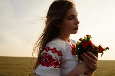 takım elbiseyle Slav Belarus Ulusal orijinal açık havada genç kadın