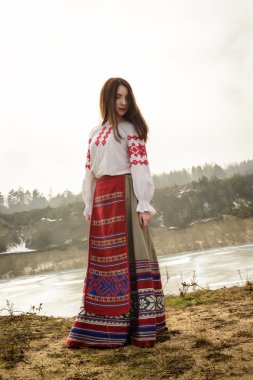 takım elbiseyle Slav Belarus Ulusal orijinal açık havada genç kadın