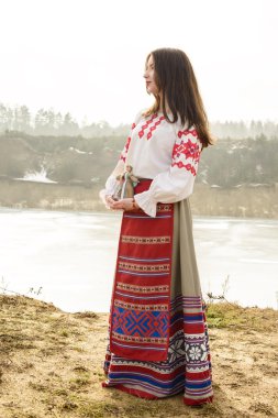 takım elbiseyle Slav Belarus Ulusal orijinal açık havada genç kadın