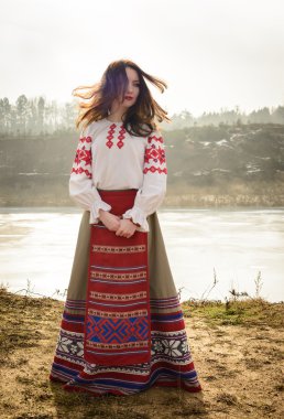 takım elbiseyle Slav Belarus Ulusal orijinal açık havada genç kadın