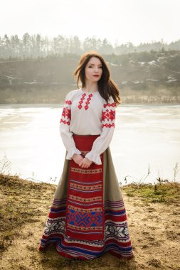 takım elbiseyle Slav Belarus Ulusal orijinal açık havada genç kadın