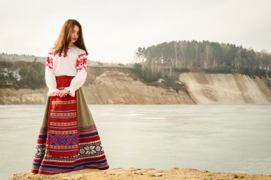takım elbiseyle Slav Belarus Ulusal orijinal açık havada genç kadın