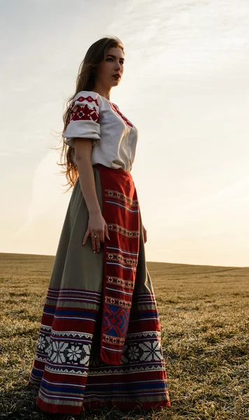 Młoda kobieta w słowiańskich Białoruski Narodowy oryginalny komplet na zewnątrz — Zdjęcie stockowe