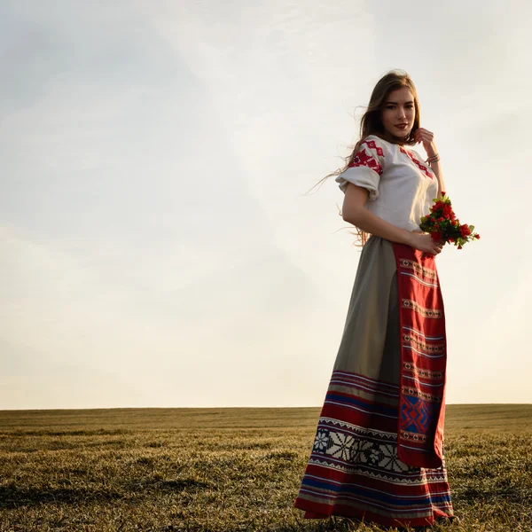 Jovem mulher em eslavo bielorrusso nacional terno original ao ar livre — Fotografia de Stock