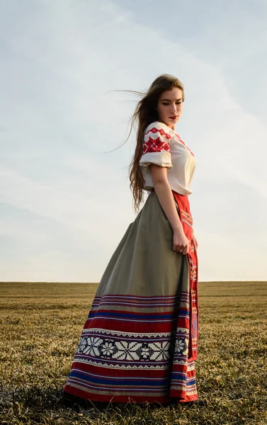 Mujer joven en traje original nacional bielorruso eslavo al aire libre —  Fotos de Stock