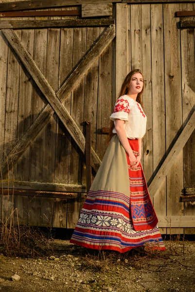 Jonge vrouw in Slavische Wit-Russische nationale oorspronkelijke pak buitenshuis — Stockfoto