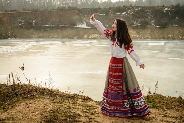 Młoda kobieta w słowiańskich Białoruski Narodowy oryginalny komplet na zewnątrz — Zdjęcie stockowe