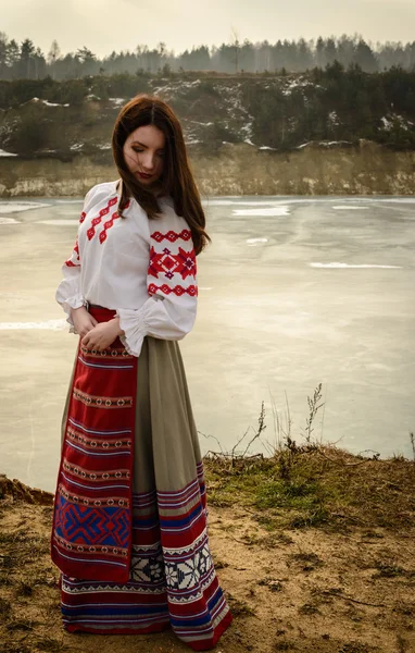 Mladá žena v slovanských Běloruská národní původní barvy venku — Stock fotografie