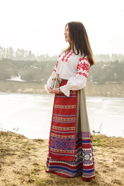 Молодая женщина в славянском белорусском национальном костюме на открытом воздухе — стоковое фото