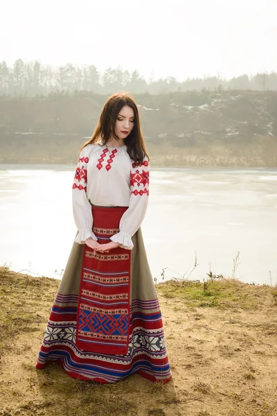 Mujer joven en traje original nacional bielorruso eslavo al aire libre — Foto de Stock