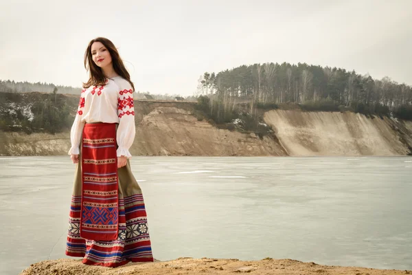 Jonge vrouw in Slavische Wit-Russische nationale oorspronkelijke pak buitenshuis — Stockfoto