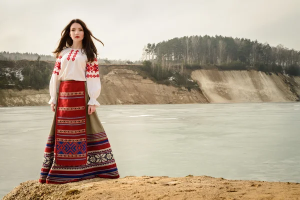 Mladá žena v slovanských Běloruská národní původní barvy venku — Stock fotografie