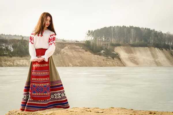 Jonge vrouw in Slavische Wit-Russische nationale oorspronkelijke pak buitenshuis — Stockfoto