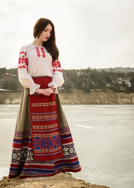 Jonge vrouw in Slavische Wit-Russische nationale oorspronkelijke pak buitenshuis — Stockfoto