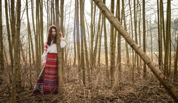 Mladá žena v slovanských Běloruská národní původní barvy venku — Stock fotografie