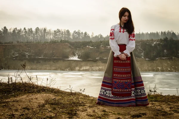 Młoda kobieta w słowiańskich Białoruski Narodowy oryginalny komplet na zewnątrz Obrazek Stockowy