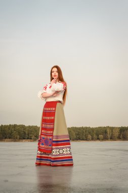 takım elbiseyle Slav Belarus Ulusal orijinal açık havada genç kadın