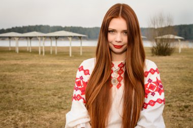 takım elbiseyle Slav Belarus Ulusal orijinal açık havada genç kadın