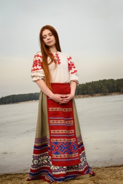 takım elbiseyle Slav Belarus Ulusal orijinal açık havada genç kadın