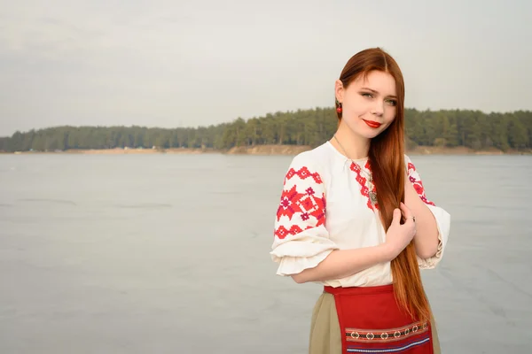 Jonge vrouw in Slavische Wit-Russische nationale oorspronkelijke pak buitenshuis — Stockfoto