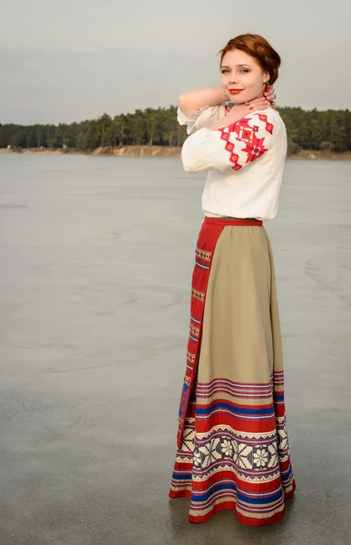 Takım elbiseyle Slav Belarus Ulusal orijinal açık havada genç kadın — Stok fotoğraf