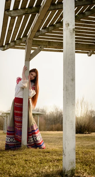 Mladá žena v slovanských Běloruská národní původní barvy venku — Stock fotografie