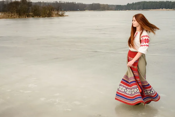 Jonge vrouw in Slavische Wit-Russische nationale oorspronkelijke pak buitenshuis — Stockfoto