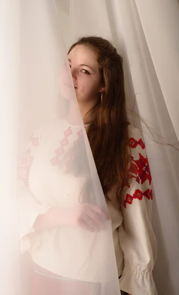 Junge Frau im slawischen belarussischen Originalanzug-Studio — Stockfoto