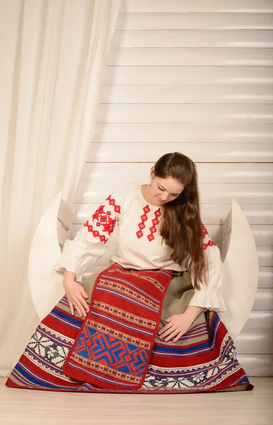 Молодая женщина в студии славянского белорусского национального костюма — стоковое фото