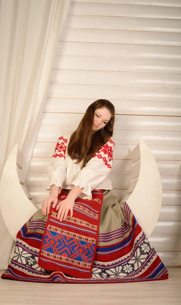 Mujer joven en el estudio de traje original nacional bielorruso eslavo — Foto de Stock