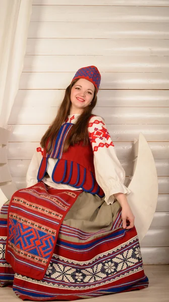 Ung kvinna i slaviska vitryska nationella original kostym studio — Stockfoto