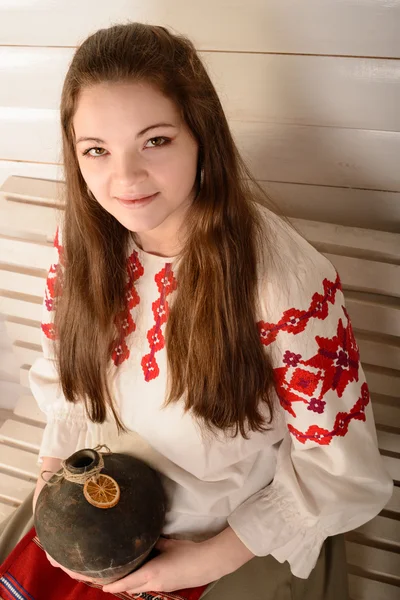 Giovane donna in studio di causa originale nazionale bielorusso slavo — Foto Stock